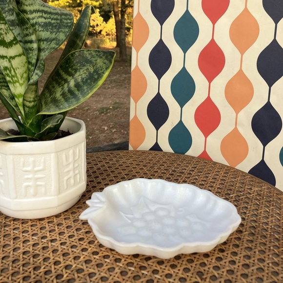 Hazel Atlas Milk Glass Grape Cluster Trinket/Soap Dish - Picture 9 of 10